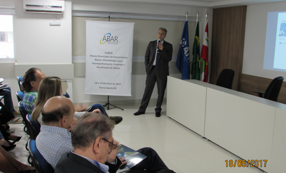 Técnicos da Agepar participam de capacitação sobre Saneamento Básico Uma equipe de técnicos da Agepar participou, na última semana, do curso “Planos Municipais de Saneamento Básico: Metodologia para Acompanhamento, Controle e Atualização de Metas”, realizado no auditório da Agência Reguladora Intermunicipal de Saneamento em Florianópolis/SC.