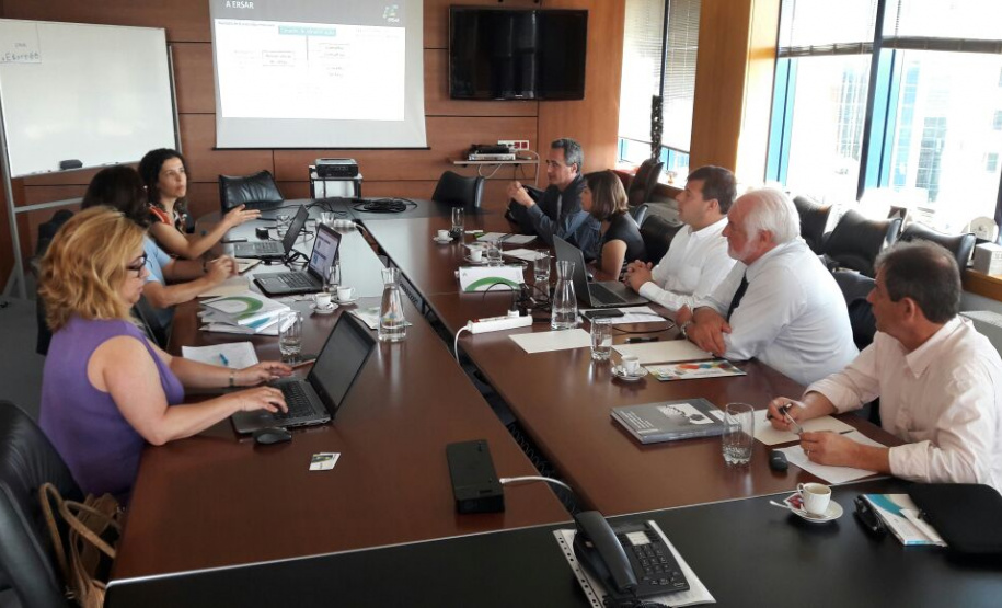 Agepar e entidade reguladora de Portugal fecham parceria para troca de conhecimento Durante a participação de membros da Agepar no Benchmarking Internacional de Resíduos Sólidos, realizado em Portugal, o Diretor Jurídico da Agepar, Maurício Sá de Ferrante e o Gerente de Fiscalização e Qualidade de Serviços, Newton Merlin de Camargo foram recebidos pelo Secretário de Estado de Ambiente de Portugal, Carlos Martin e pelo Presidente do Conselho de Administração da Entidade Reguladora dos Serviços de Água e Resíduos (Ersar), Orlando Borges.