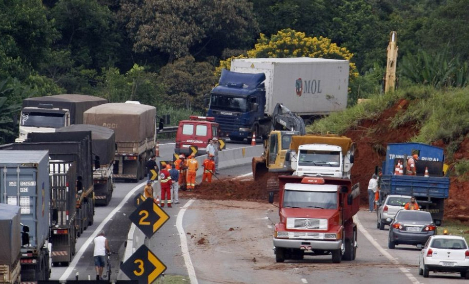Filas provocadas por obras ou situações de emergência são foco de resolução normativa da Agepar A Agepar, preocupada com a segurança dos motoristas e, levando em consideração os índices de acidentes e as constantes obras de manutenção nas rodovias reguladas pela agência, expediu uma resolução normativa que estabelece a uniformização da sinalização de obras, de serviços de conservação e em casos de situações de emergência, das rodovias concessionadas sob circunscrição do Departamento de Estradas de Rodagem do Paraná (DER).