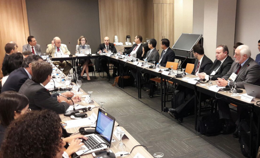 Diretoria Jurídica participa de workshop internacional de regulação O Diretor Jurídico da Agepar, Maurício Sá de Ferrante e o Gerente Júridico, Dirceu Andersen, participaram, na terça-feira, 15, do Workshop “Aspectos Regulatórios – Energia Elétrica e Gás Natural & Aspectos Jurídicos e Institucionais”, realizado pelo Centro de Estudos em Regulação e Infraestrutura da Fundação Getúlio Vargas (FGV/CERI). A capacitação aconteceu no Rio de Janeiro.