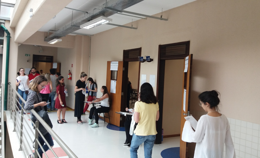 Concurso Público da Agepar teve 6235 inscritos Foram realizadas no domingo, dia 04, as provas do Concurso Público da Agepar. O processo de seleção teve 6235 inscritos para o preenchimento de 20 vagas sendo oito para o cargo de Auxiliar de Regulação e 12 para o cargo de Especialista em Regulação.