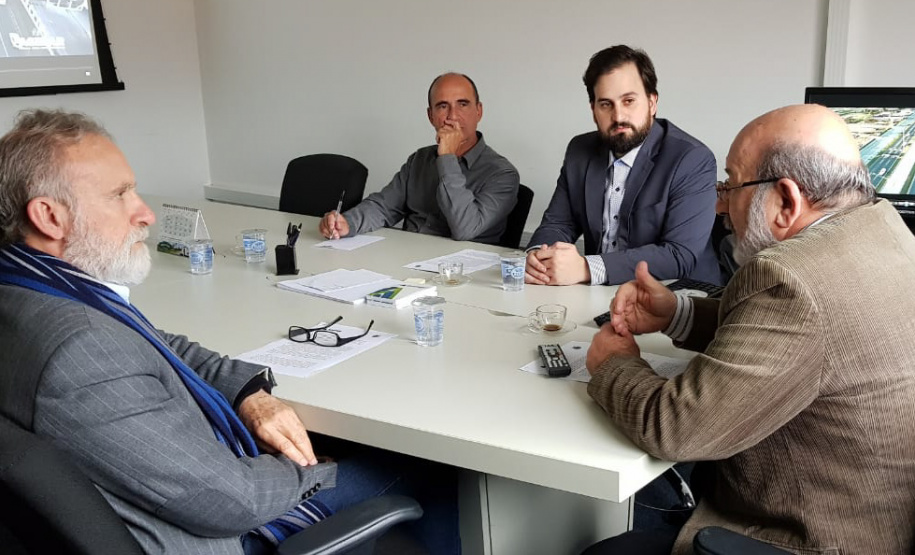 Como resultado do convite feito pela Agepar a todos os candidatos ao governo do Paraná, os diretores da Agência receberam, para uma conversa que durou uma hora, o candidato Dr. Rosinha.