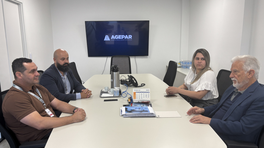 Vereador Pablo e sua equipe reunidos com o Diretor-Presidente da Agepar, Rubens Bueno, em Curitiba.